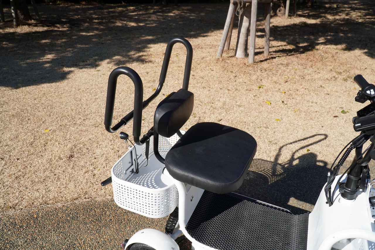 画像: ホールドバーは跳ね上げることができるため、乗り降りの邪魔になることはありません。