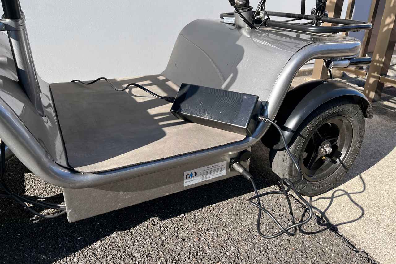 画像: プラグイン充電は車両右側にあるソケットにプラグを差し込んで行います。