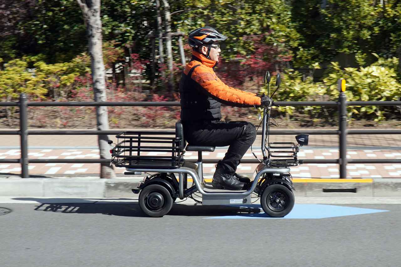 画像: エレカーゴはスクーターのように左右の足を揃えて乗車できます。