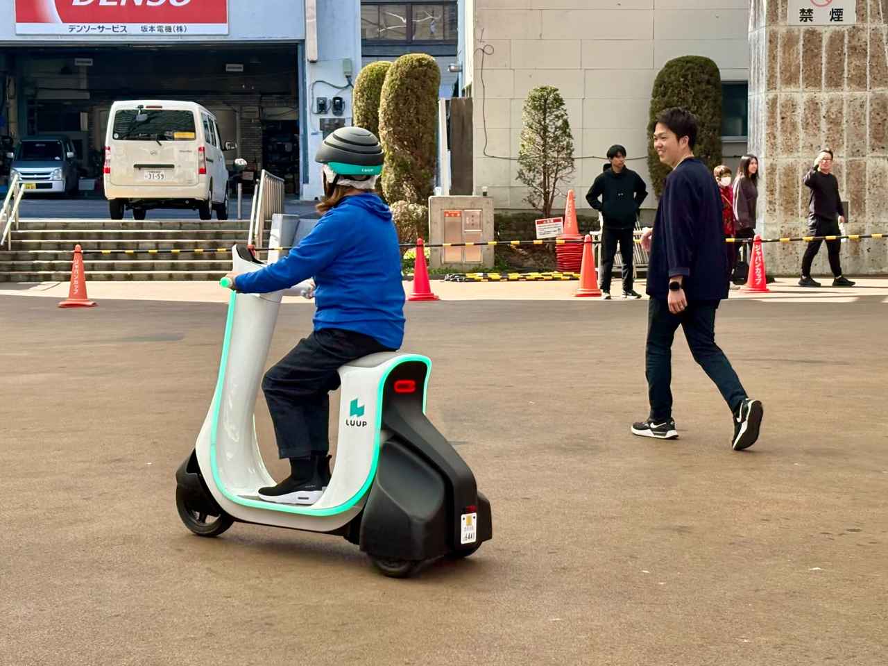 画像: 宇都宮市オリオン市民広場で行われた試乗会の様子。試乗にあたっては、車両の傍らにLuupのスタッフが常に付き添い、安全を確保した上で実施された。