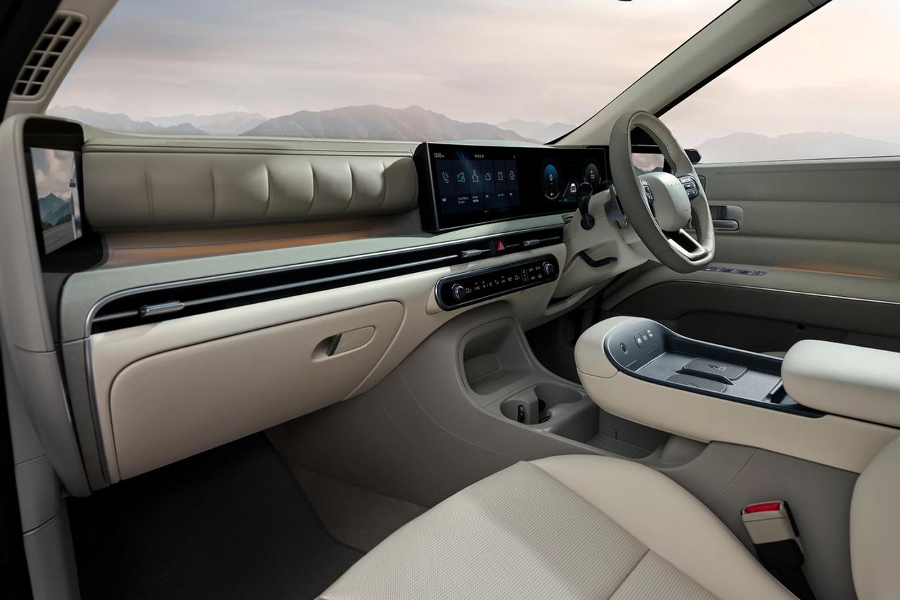 画像: Audio by Bang & Olufsenによる14スピーカープレミアムサウンドシステムや100W出力のUSB Type-Cポートなど、快適装備も充実している。