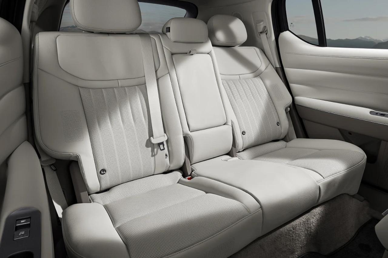 画像: 水素タンクを後席下部に配置することで、センタートンネルのないフラットな後席フロアと広々とした室内空間を実現した。