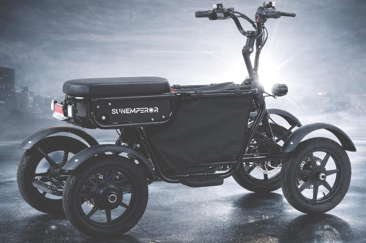 画像: 車体中央に耐荷重10kgのセンターバッグを標準装備している。