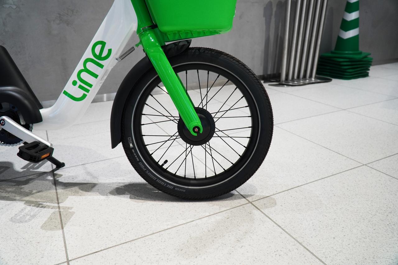 画像: タイヤのサイドウォールにある白線は反射材だ。夜間走行で車道を横断する際、円形に反射するためドライバー目線でもすぐに自転車だとわかるようになっている。