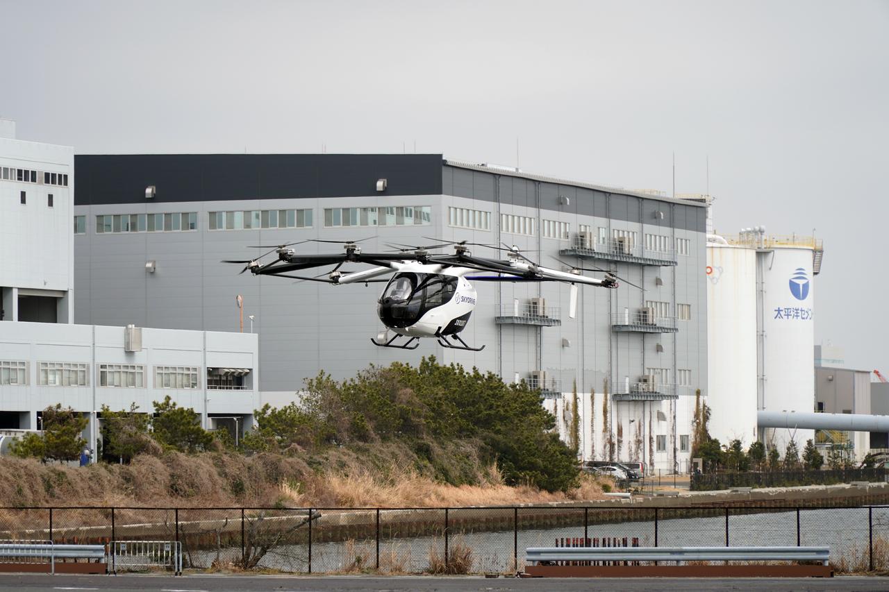画像: 東京湾上空でスカイドライブの空飛ぶクルマがデモフライトを実施する様子。