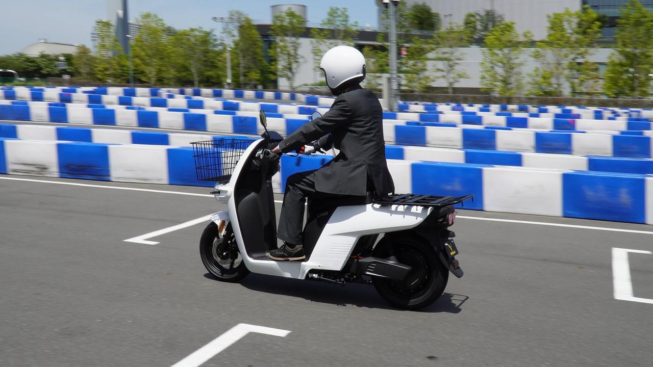 画像: 運転特性のクセが少ないので、エンジン搭載バイクからの乗り換えでもすぐに運転感覚に慣れるだろう。