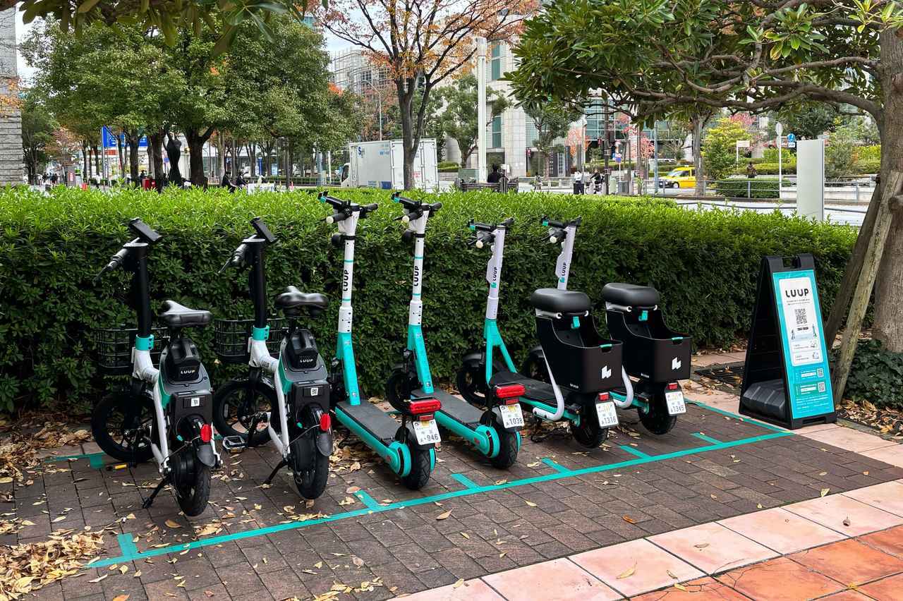 画像: 左から、電動アシスト自転車、電動キックボード、電動シートボード（電動スクーター）。