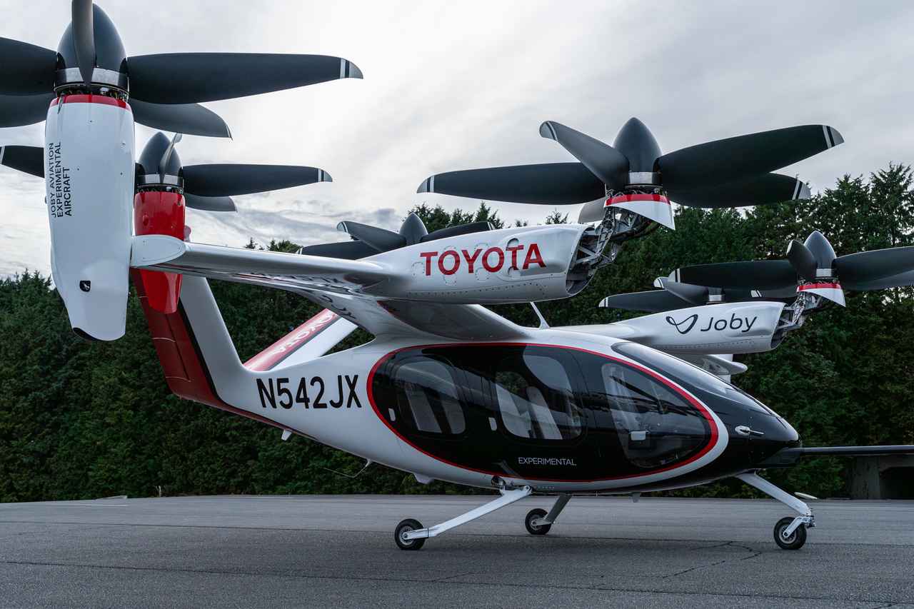 画像: ジョビー社が開発中の機体は、回転翼機・固定翼機の両方の性質を併せ持つパワード・リフト機だ。