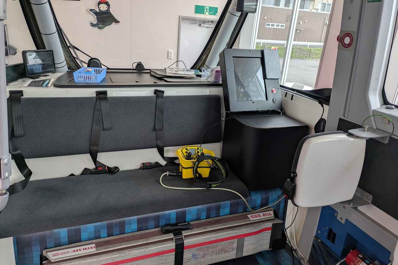 画像: 車内前方にオペレーターが操作する専用機器が設置されている。