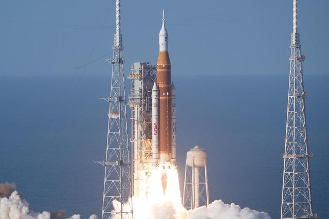 画像: アポロ計画以来の有人月面探査に出発。NASAの大型ロケットSLSが4人の宇宙飛行士を乗せて地球-月間を往復 - スマートモビリティJP