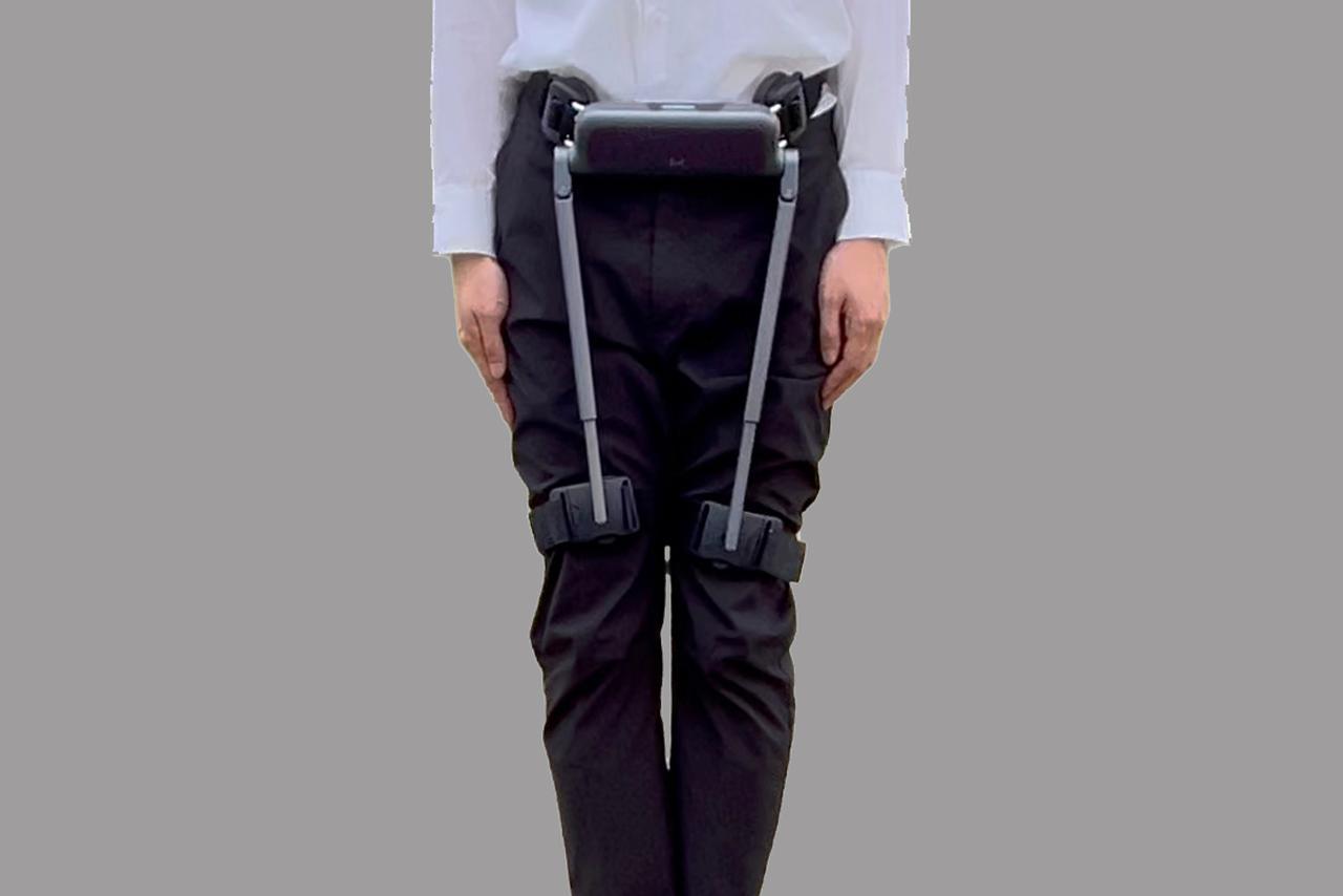 画像: スーツ本体はシルバーなので、黒っぽいズボンを履けばそこまで目立たない。