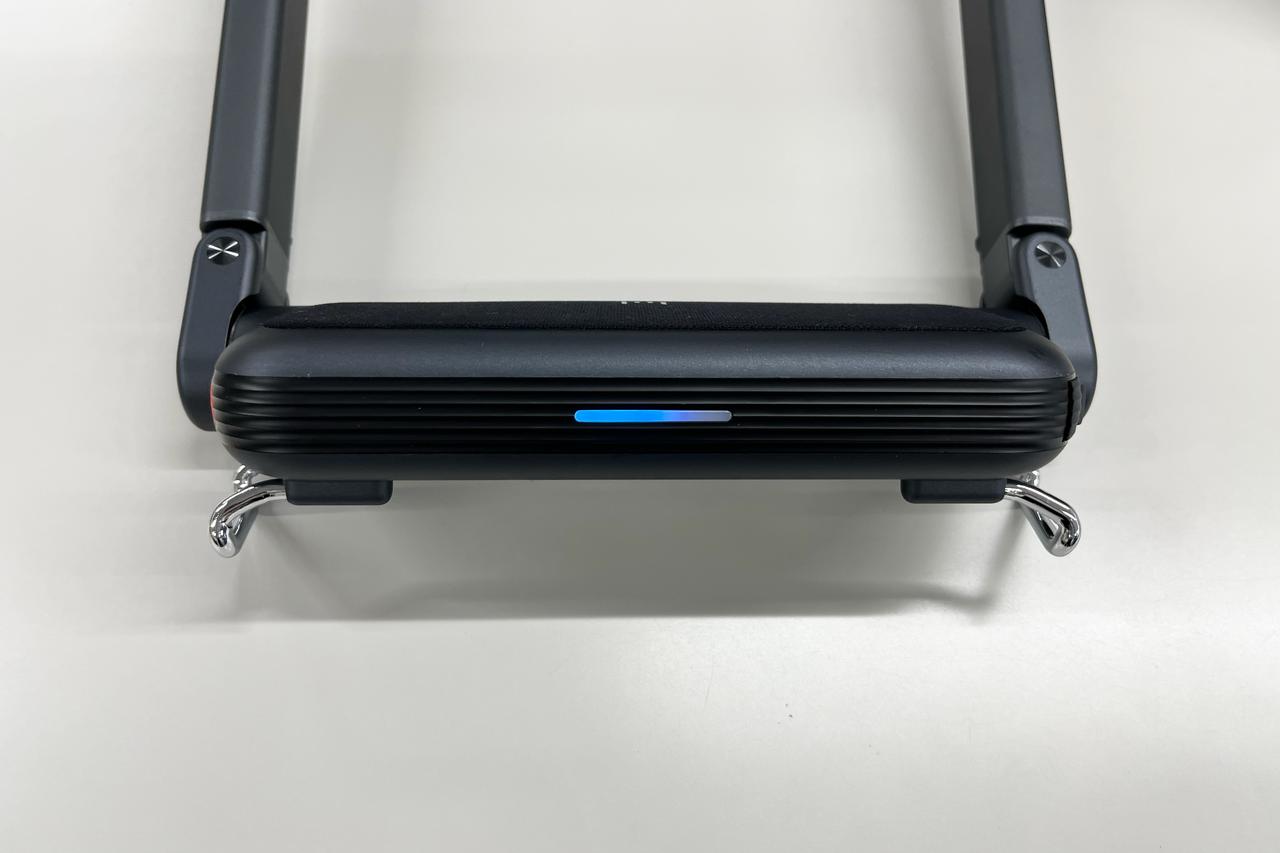 画像: 本体上部のLEDインジーゲーターにモード・運動強度が表示される。