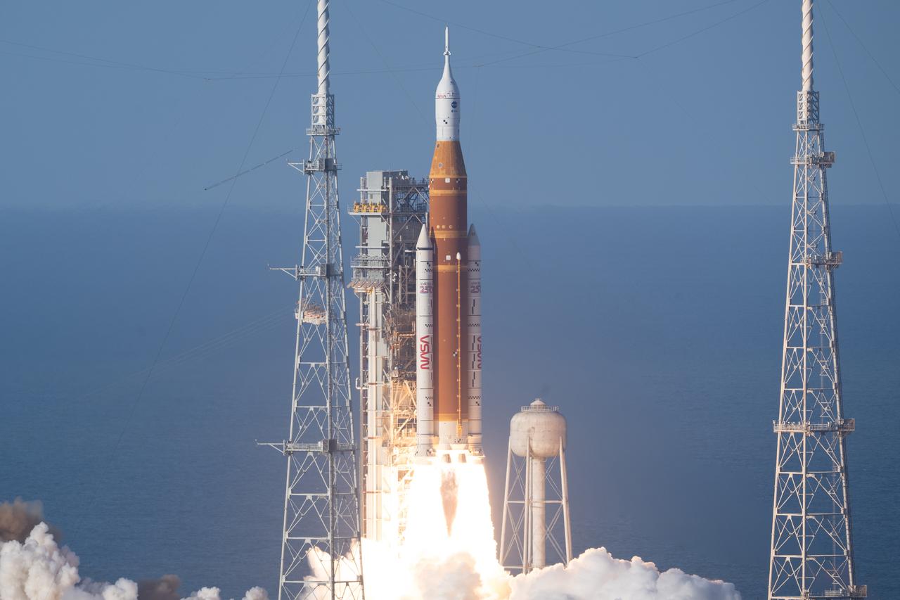 画像: アポロ計画以来の有人月面探査に出発。NASAの大型ロケットSLSが4人の宇宙飛行士を乗せて地球-月間を往復 - スマートモビリティJP