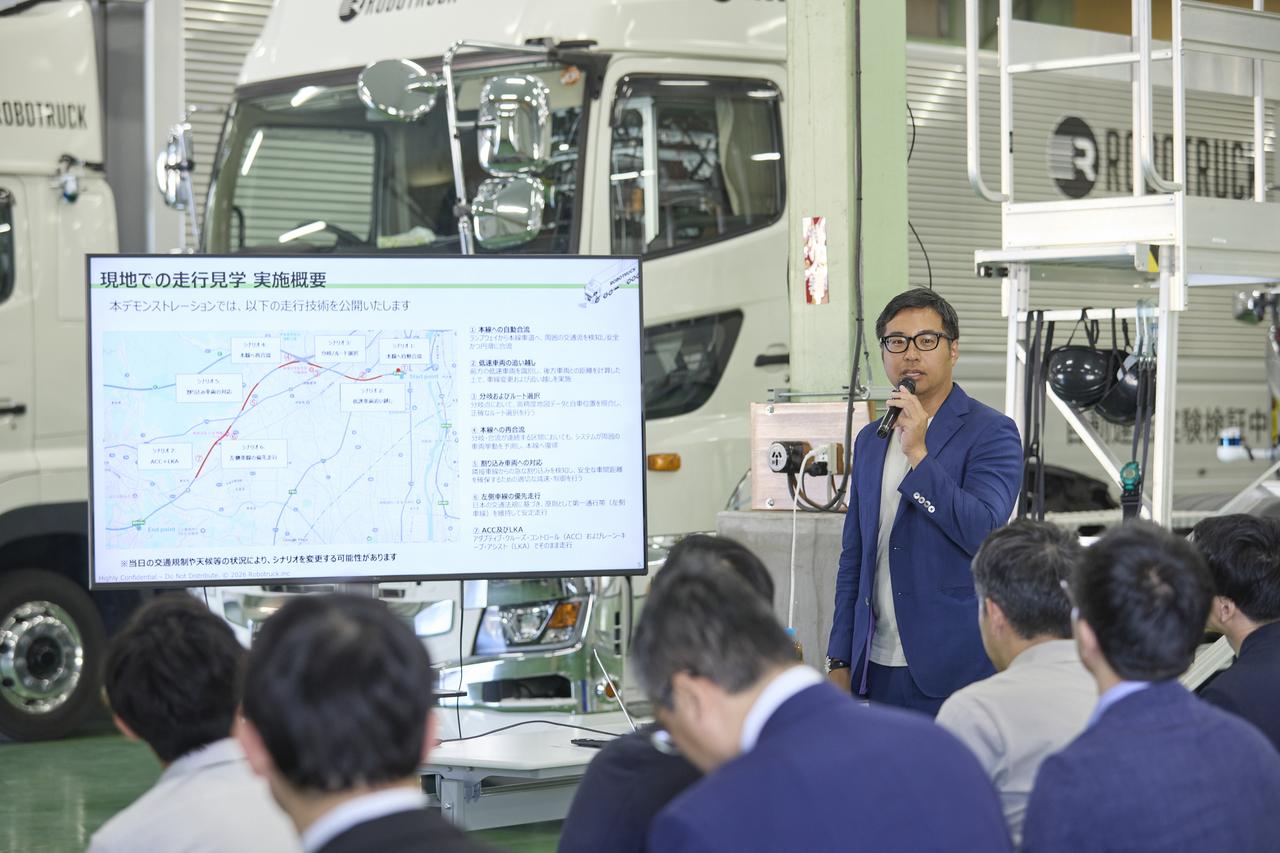 画像: 視察会においてロボトラックの自動運転技術について説明する様子。