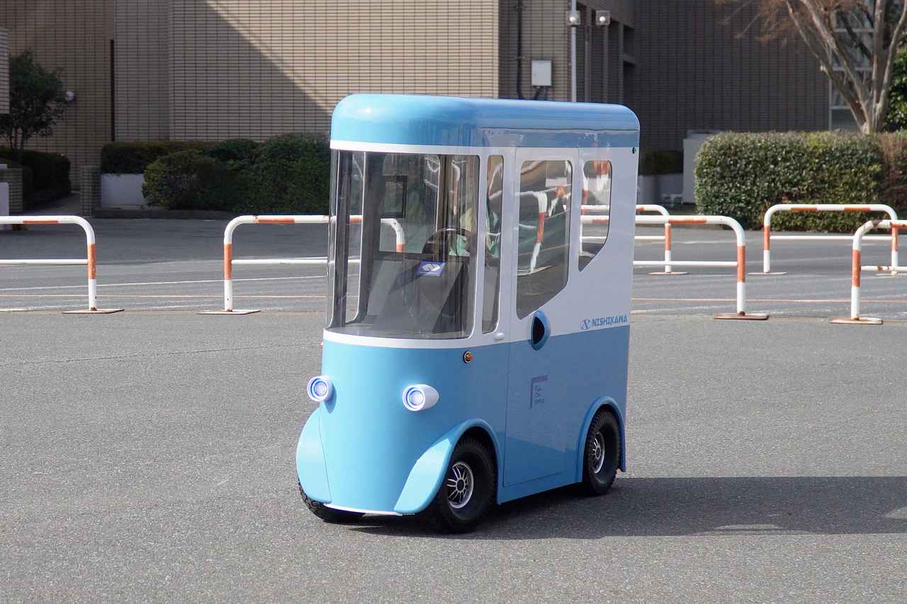 画像: 【試乗】約50万円で買える免許不要のミニEV「ブルージェー」がまもなく発売。自転車サイズの屋根付き四輪特定小型原付で、FCEVモデルも展開 - スマートモビリティJP