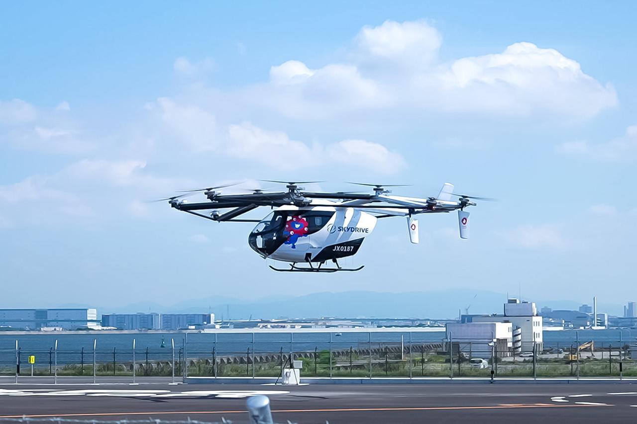 画像: スカイドライブの空飛ぶクルマが、2025年大阪・関西万博会場にてデモフライトを行う様子。