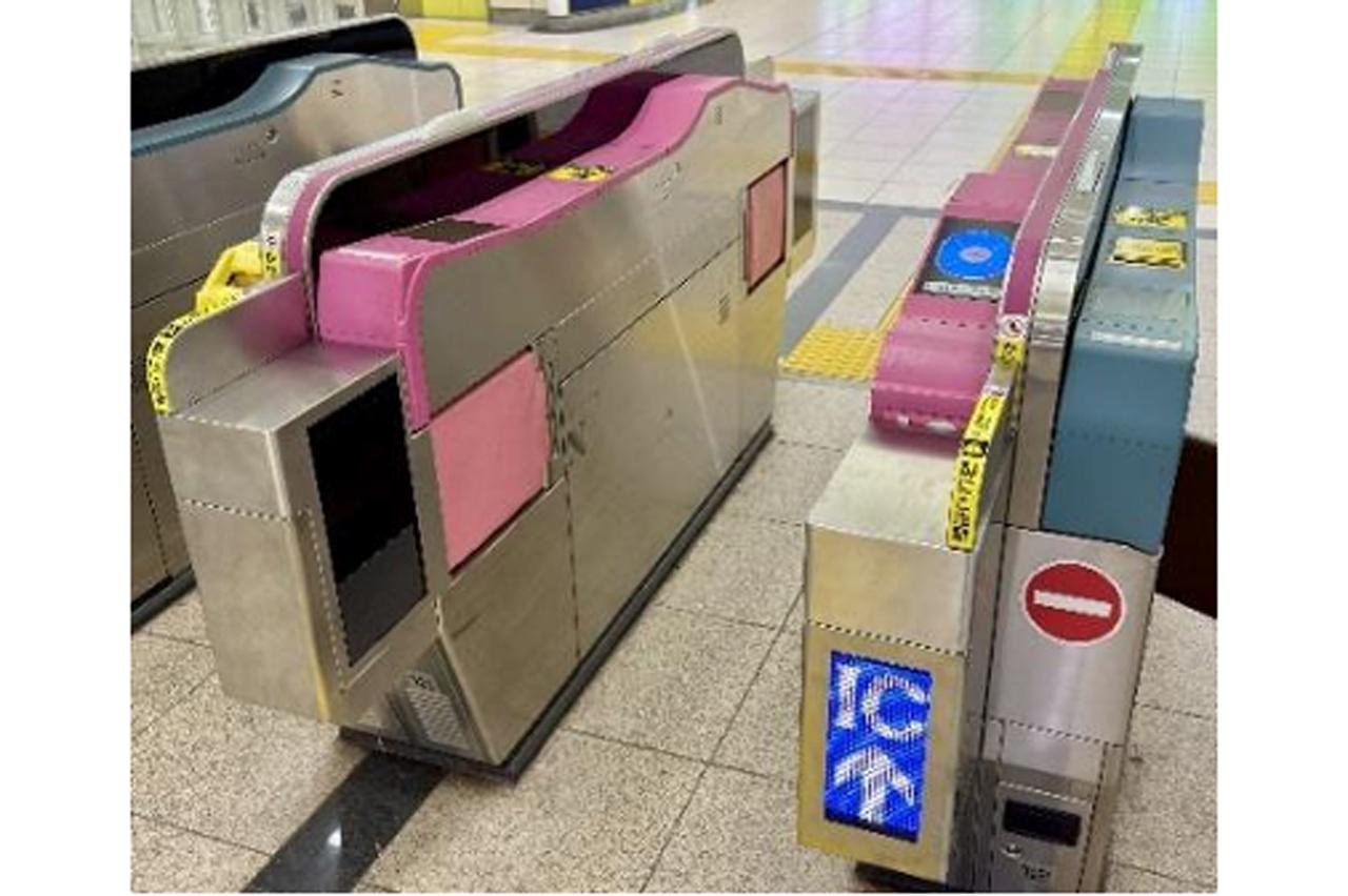 画像: 駅の自動改札機にBluetooth機能追加でタッチレス化。事前登録不要なウォークスルー改札を駅で実証 - スマートモビリティJP