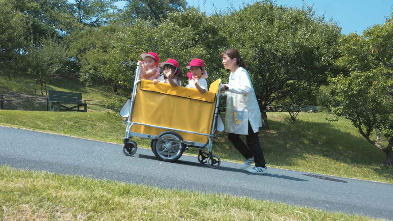 画像 : 1番目の画像 - 電動アシストお散歩カー「避難車兼用電動アシストお散歩カー“てくてくスワニー」 - スマートモビリティJP