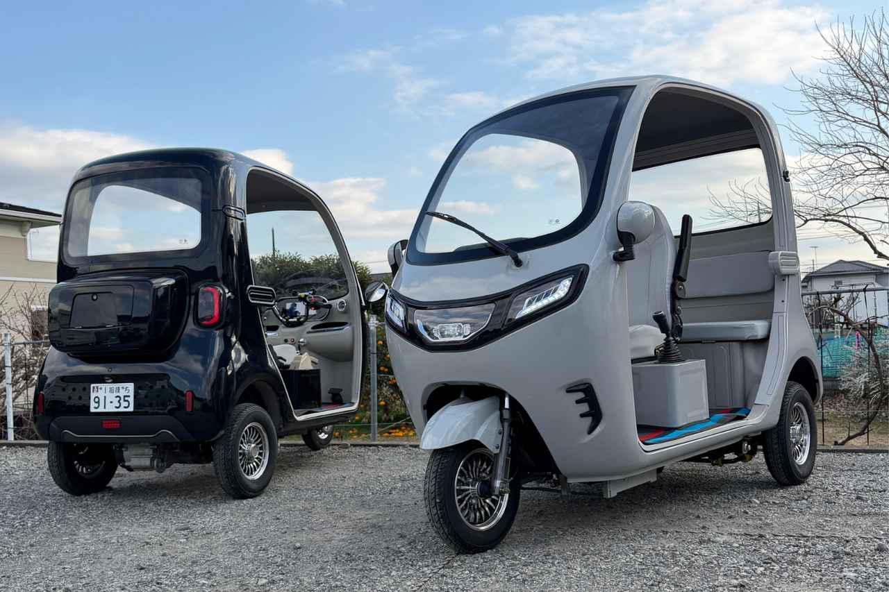 画像: フロントシートに1名、リアシートに2名乗車できる。