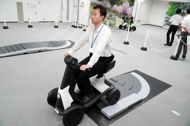 画像: ダイハツのシニアカー「e-SNEAKER」に乗ってみた。歩行移動の拡張をもたらす、最小単位のパーソナルモビリティ - スマートモビリティJP