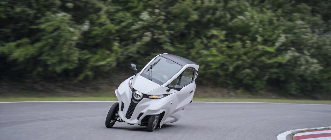 画像: ハンドル舵角や速度等を考慮し、自動で車体をリーンさせる「アクティブ・リーン・システム」を搭載している。