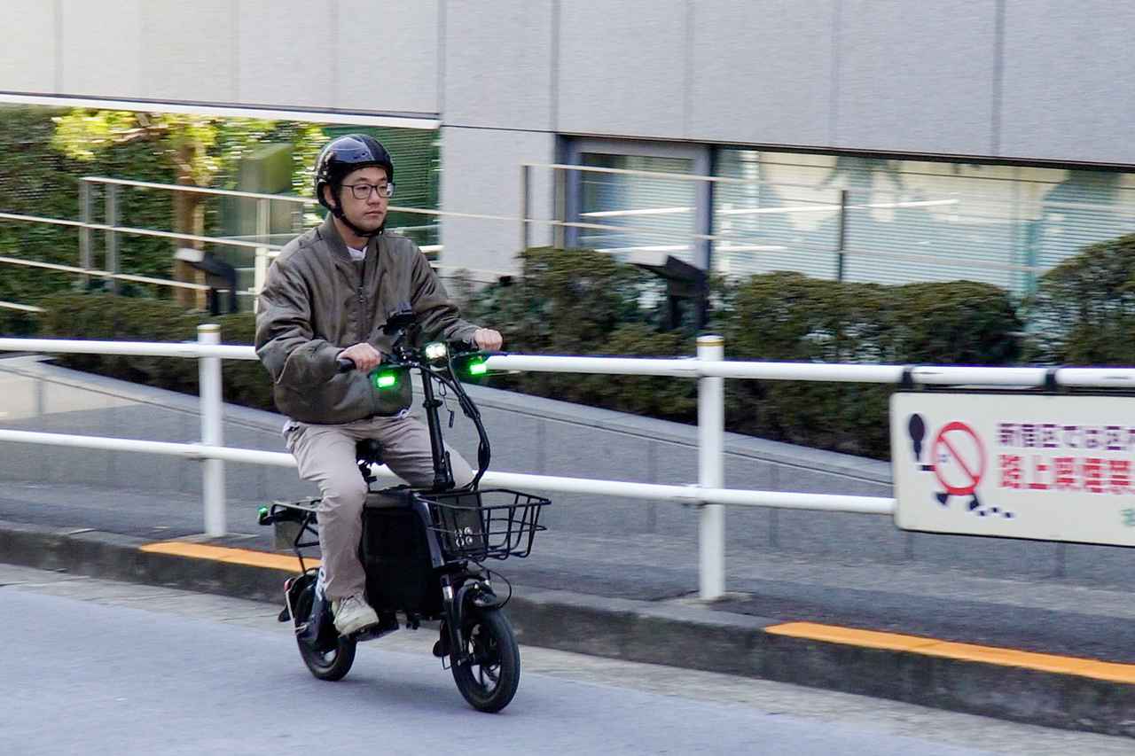 画像: 【試乗インプレ】荷物をたくさん積める電動バイク「モペロ ミニ カーゴ」が登場! 足つき抜群で登坂も余裕な特定小型原付 - スマートモビリティJP