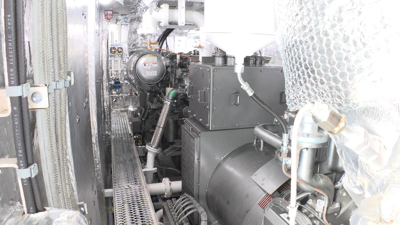 画像: 輝光丸では、水素専焼エンジンと発電機を2セット搭載している。（提供：日本財団）