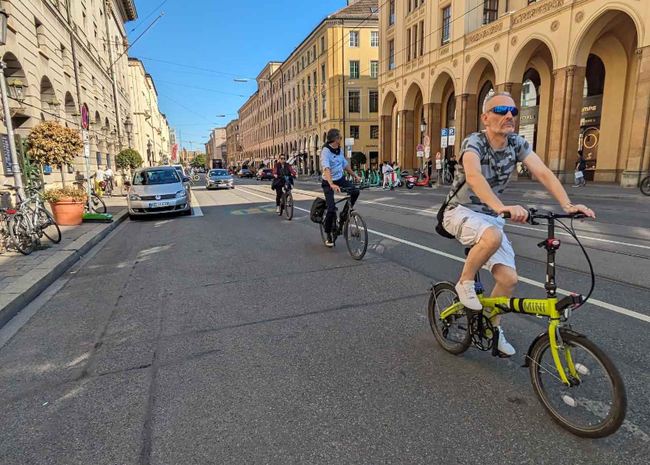 画像: 自転車や電動キックボードが道路の真ん中を走るドイツ・ミュンヘン市の中心部。