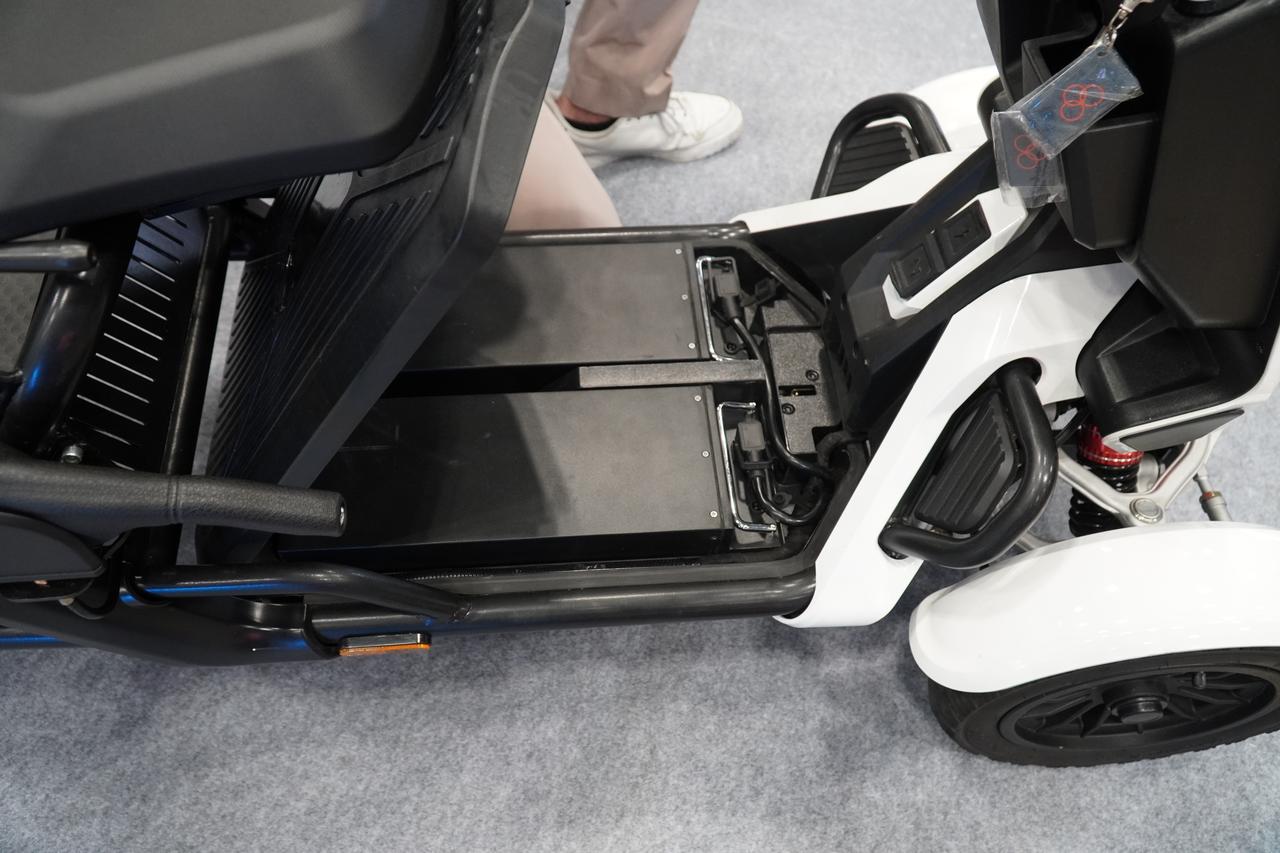 画像: バッテリーは取り外しての充電、車体に装着したまま家庭用コンセントから充電の2WAYに対応している。