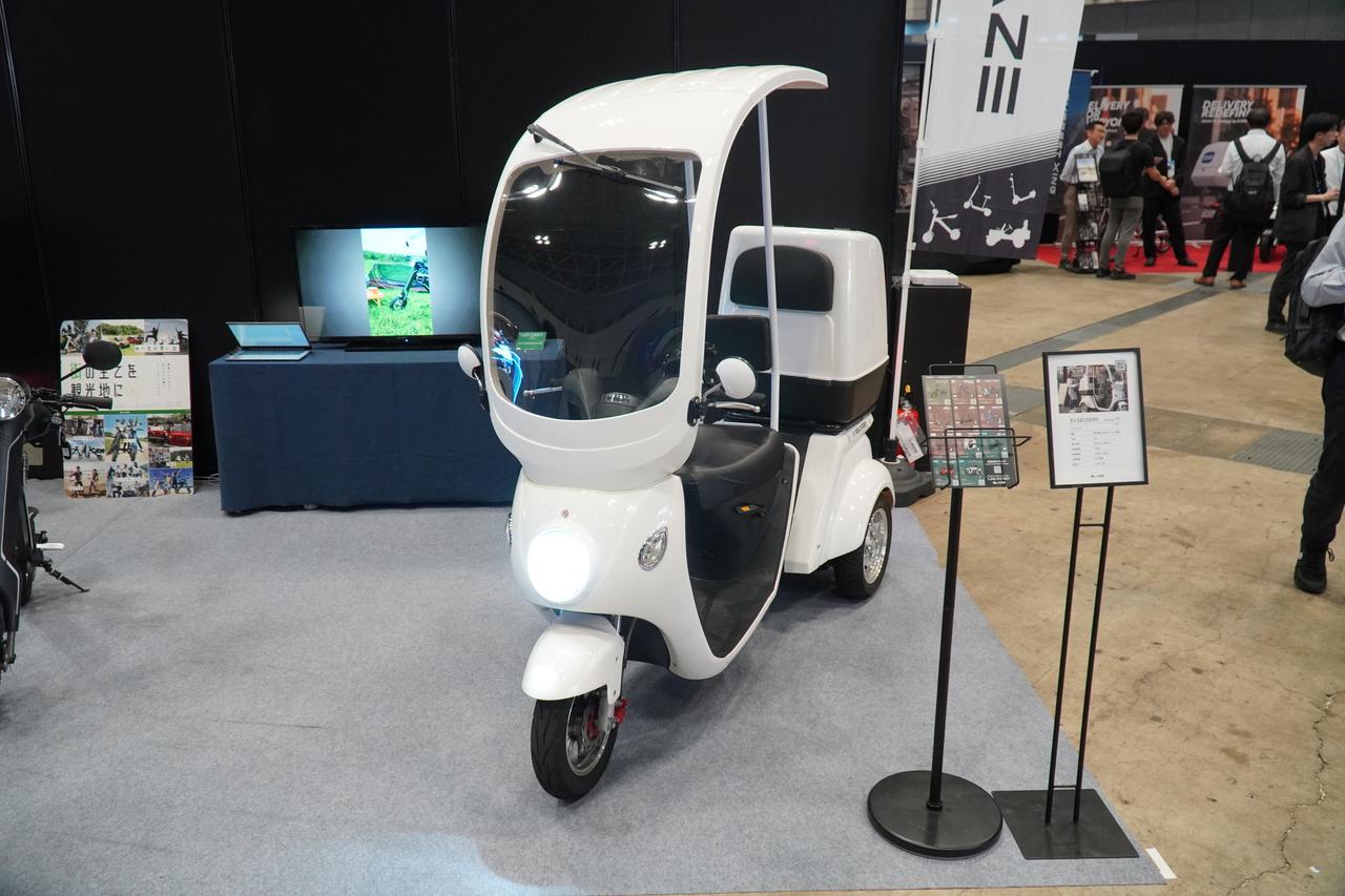 画像: 車体と荷台が分かれたセパレートスイング機構により、荷物積載時でも安定した走行が可能なデリバリーバイク。