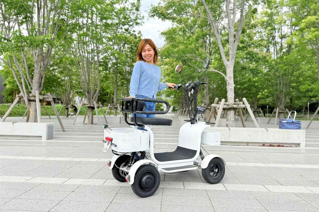 画像: 全長1350mm×全幅590mmとコンパクトな電動カートである。
