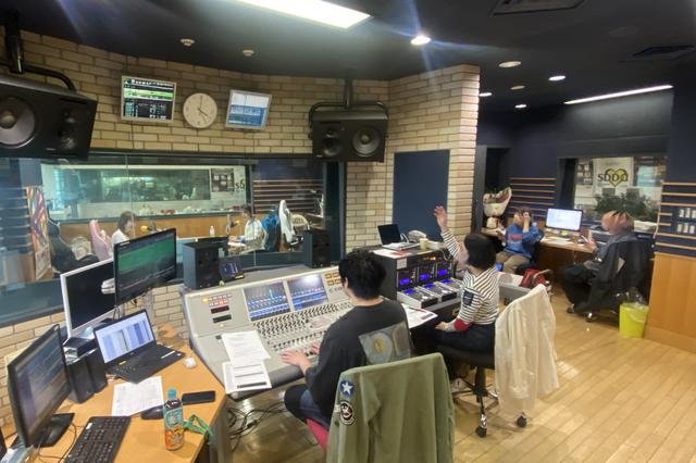 画像: ▲キュー出しするディレクター。今日も落ち着いてる！