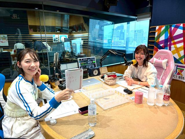 画像: ▲本番中の愛用ドリンクは、おまりは大量の水、おしずはコーヒー♡