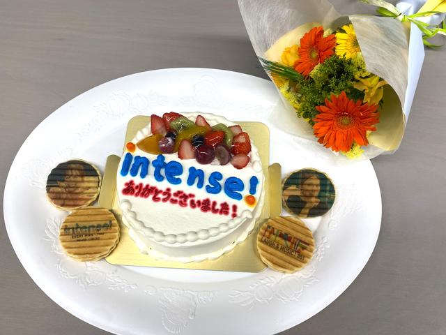 画像: ▲誰よりも大号泣していたプロデューサーが用意してくれたケーキ＆お花。かわいい