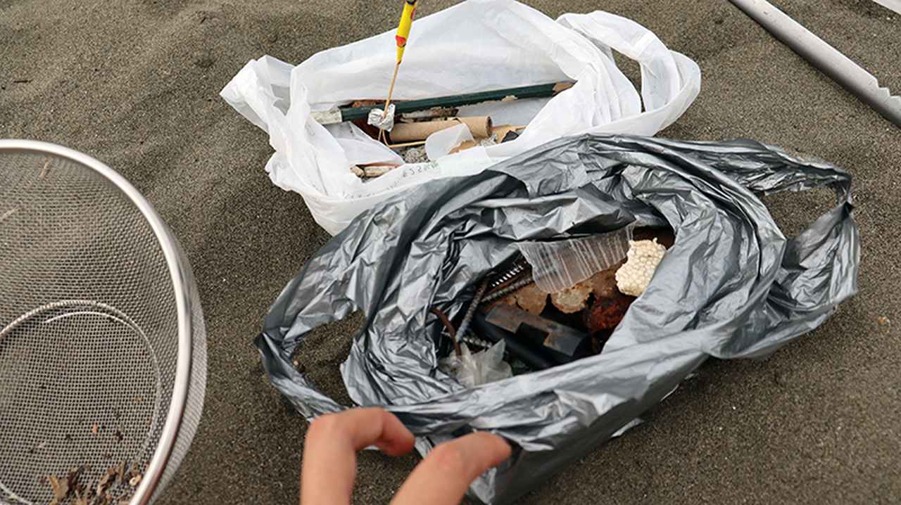 画像: 拾ったごみは分別します。