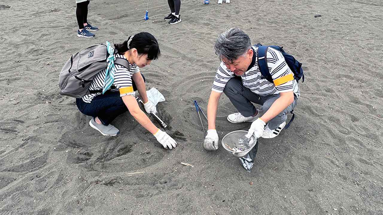 画像: ザルを使ってごみを集めます。