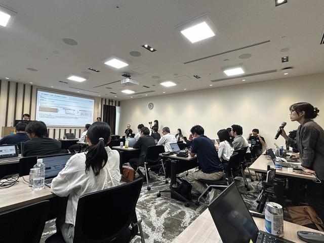 画像: （プレゼン中の質疑応答の様子）