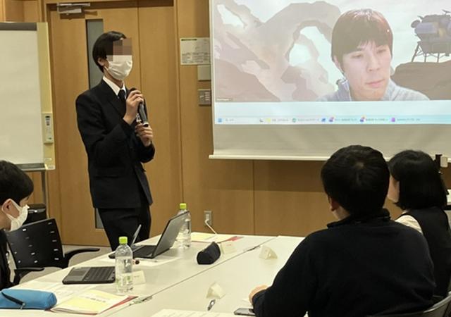 画像: 提案内容を発表する生徒さん（職場訪問のリーダー）