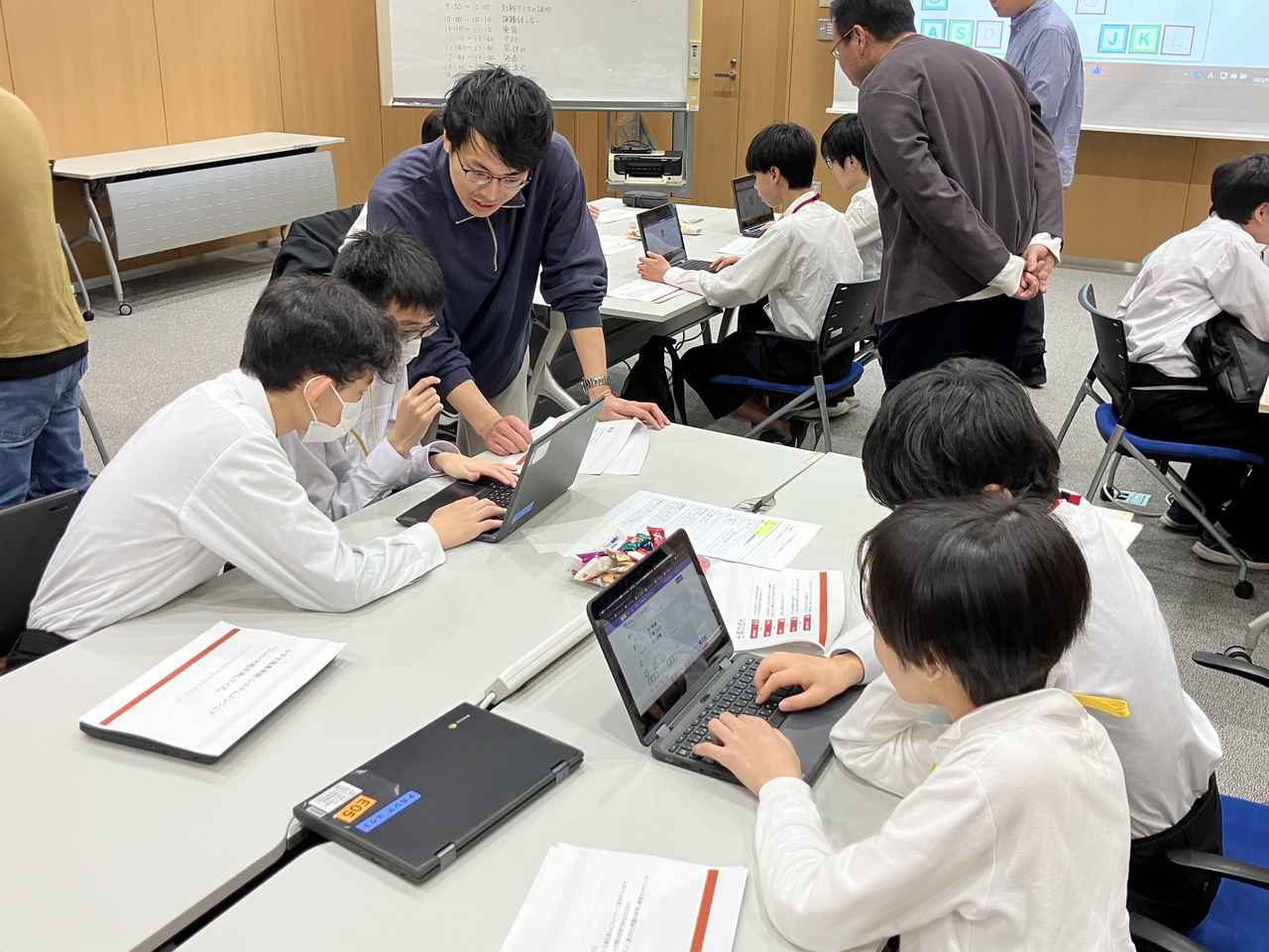 画像: グループワークの様子 各グループに社員がつくので安心！