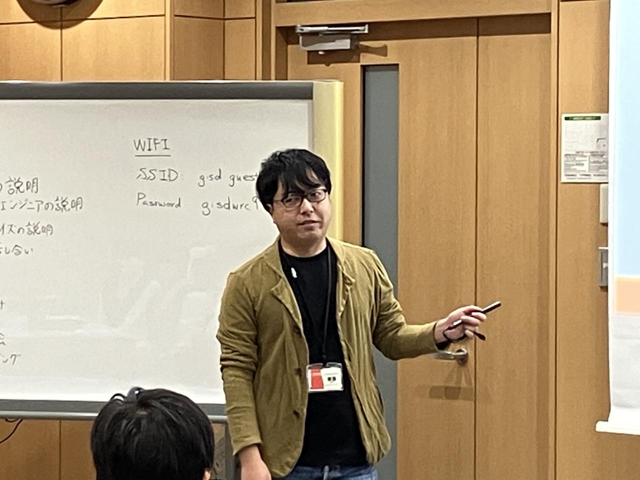 画像: 今回のプログラムを開発した有志社員によるグループワークのルール説明