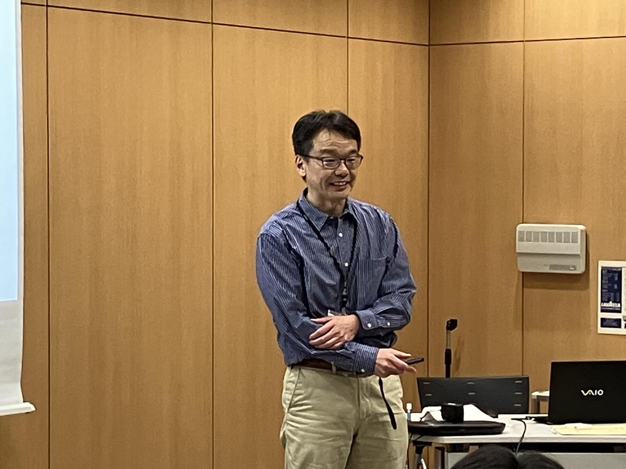 画像: 開会の挨拶で「今日は楽しんでくださいね」と優しく生徒に語り掛ける有志社員