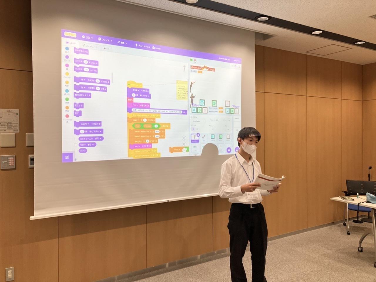 画像: 生徒によるグループ発表の様子 大勢の前で恥ずかしそうにしながらもしっかりとアイデアを発表！