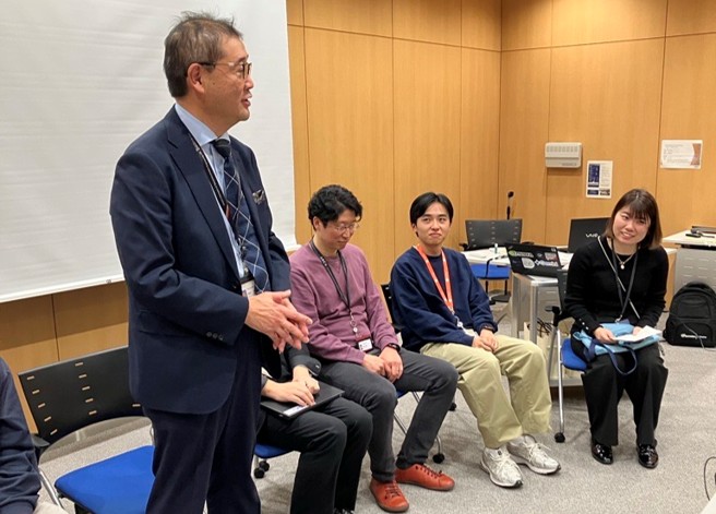 画像: 生徒からの質問に答える社員の様子