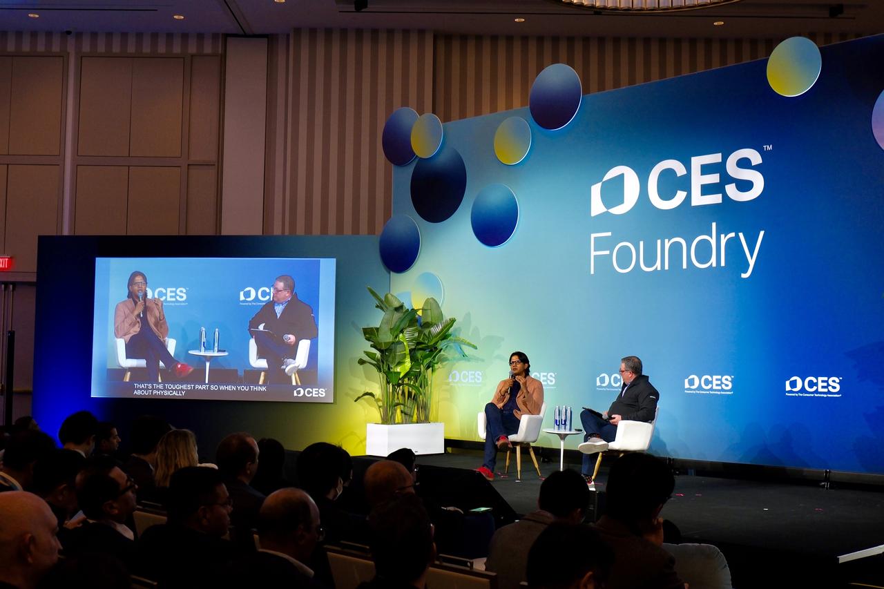 画像: Foundry Sessionの様子。Hitachi America/Hitachi Digital CMOのArya Barirani氏と、NVIDIAのDeepu Talla氏が登壇した。