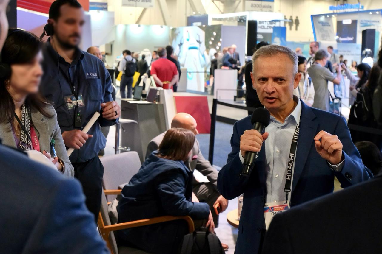 画像: ブースツアーにて、日立の展示の説明を行うShamik氏