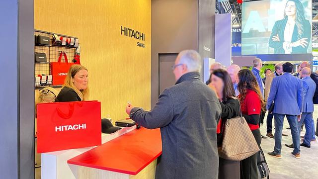 画像: (チップと引き換え、ノベルティを受け取っている様子)