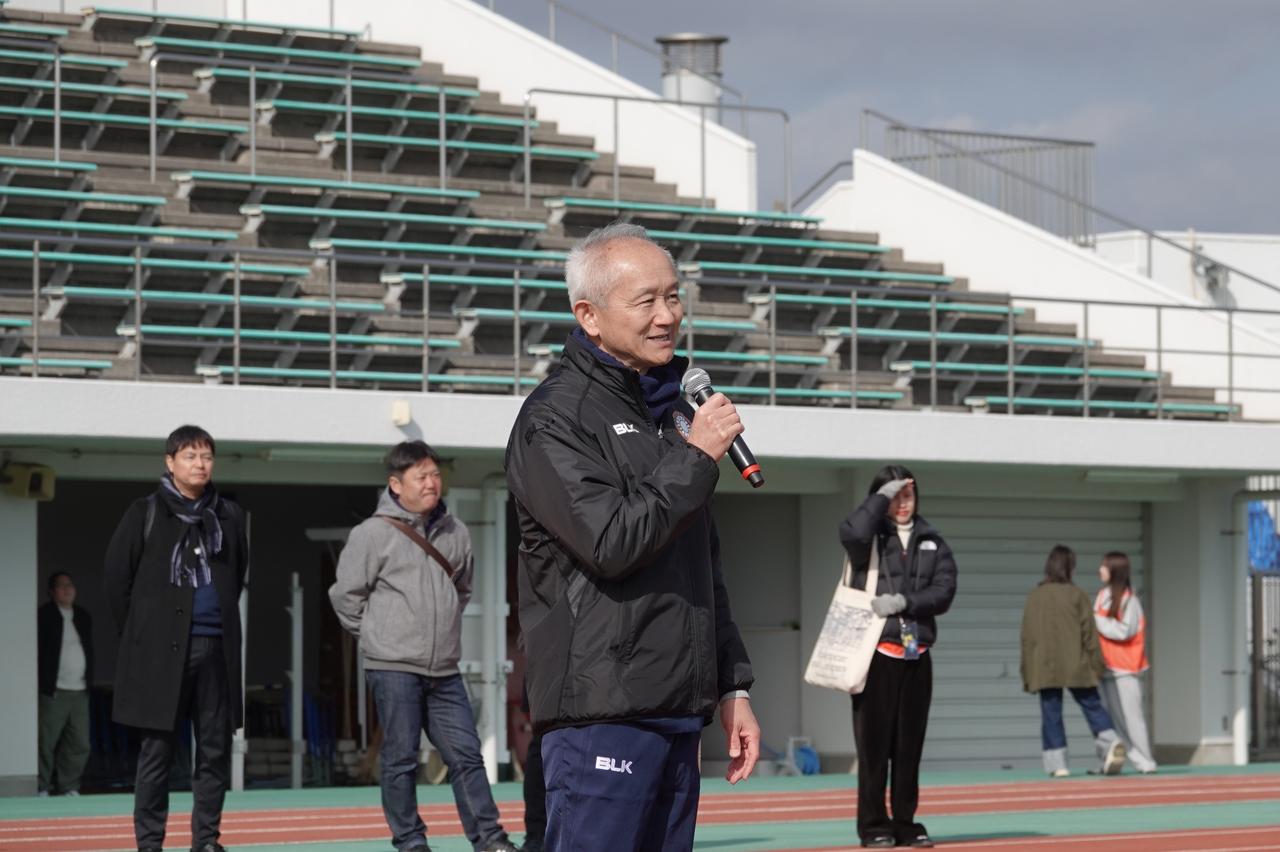 画像: 閉会の挨拶をする篠原さん