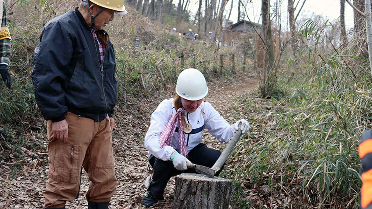 画像: ナタの使い方を学び、杭も作りました