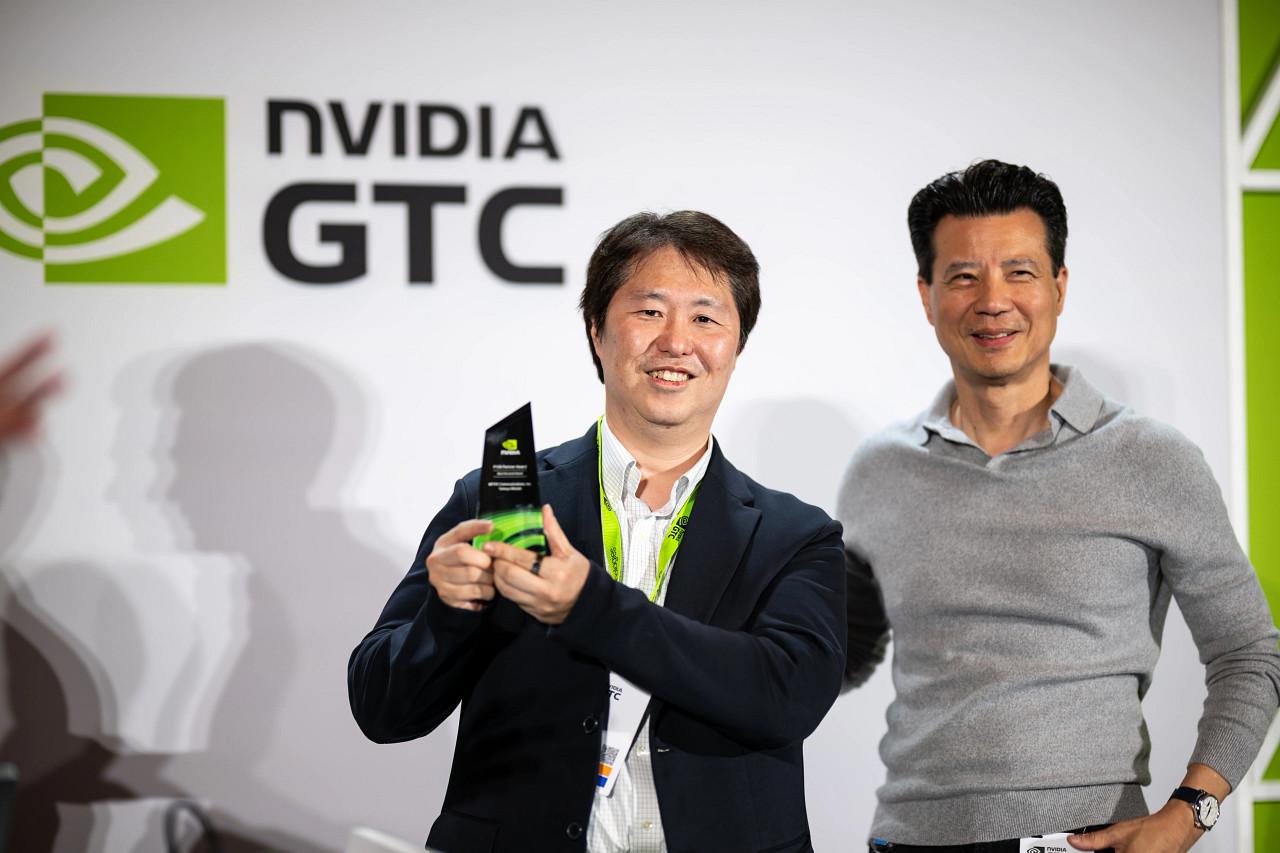 画像: (左)日立製作所 AI&ソフトウェアサービスビジネスユニット 事業主管 西 孝治 (右) NVIDIA VP of Global Partners (NPN) GTM and Operations Darrin Nail Chen氏