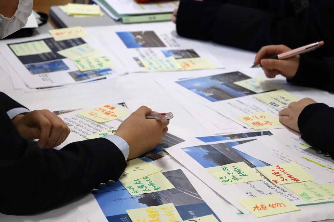 画像: 付箋で気づきをカテゴリ分け